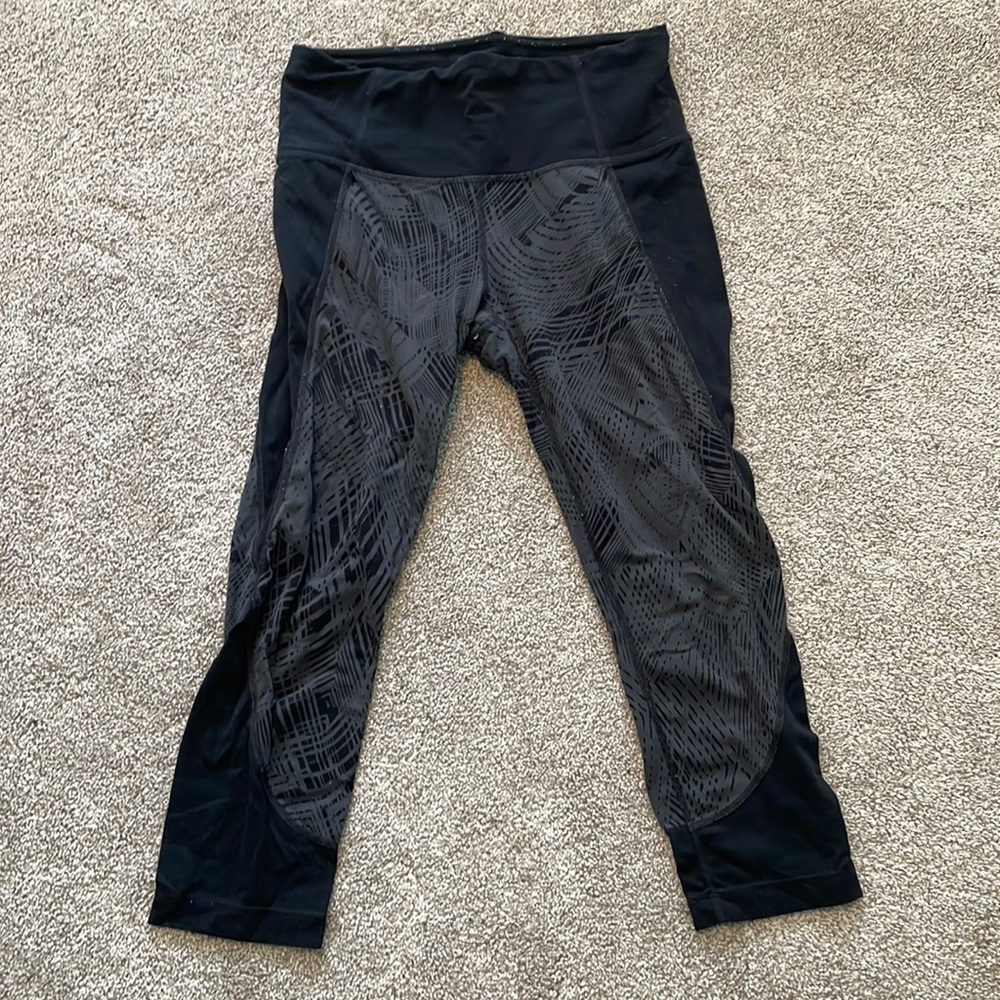 Athleta Palm Salutation Cropped Capri Black Gray Leggings